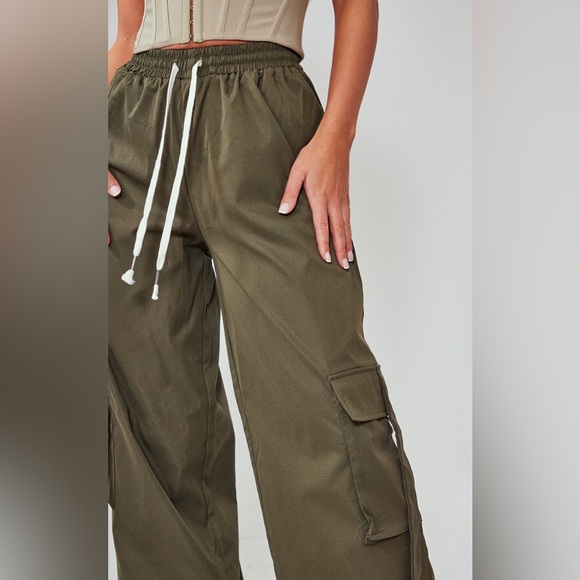 NWT Pretty Little Thing Elastic Waist Wide Leg Cargo Pants CMW2539 Olive Green - Picture 3 of 7